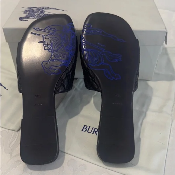Burberry Quilted Slide Sandal. Ladies 8.5 - Picture 13 of 16